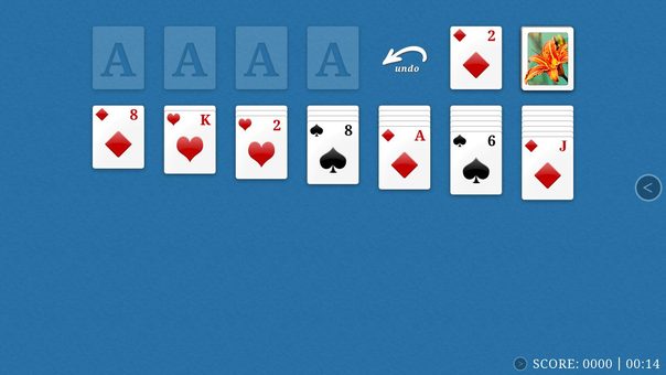 Win Solitaire auf blauem Tisch mit ausgeteilten Karten und den Ablagestapeln oben
